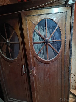 Starožitná skříň prosklená zdobená - 2