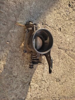 Focus MK1 1.8 16v 85kw- škrtící klapka - 2