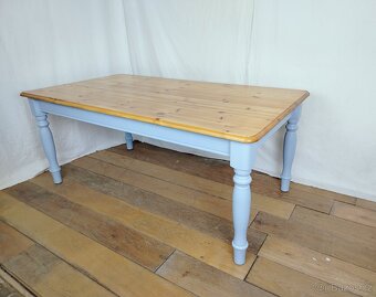 Dřevěný jídelní stůl - 2