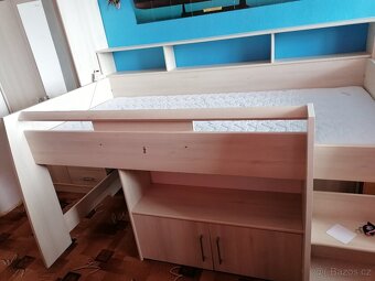 Vyvýšená postel se stolem a skříní - 2