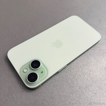 iPhone 15 128GB zelený, bez škrábance, 12 měsíců záruka - 2