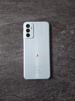 Samsung Galaxy M13 128 GB, světle modrý + ochranné pouzdro - 2