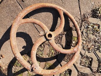 hledám stará litinová kola se srpovými paprsky - 2