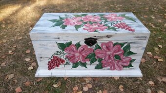 Stará dřevěná truhla s květy - 2