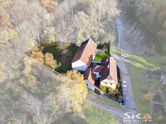 Prodej zavedeného penzionu s kavárnou a stodolami, 1.893 m2 - 2