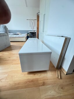 Prodat starší tv stolek - 2