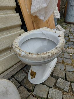 Umyvadlo a zachodová mísa - 2