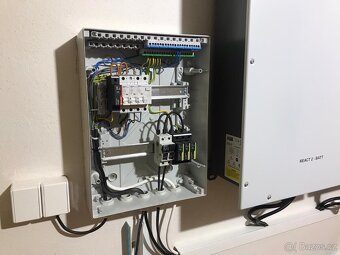Střídač (3,6 kW) a baterie (4kWh) k FVE značky ABB React 2 - 2
