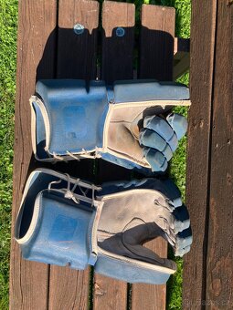 Staré hokejové rukavice - 2