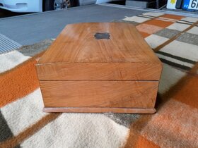 Stará truhla nebo šperkovnice - 2