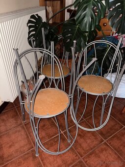 6× kovové židle s dřevěným sedákem – komplet sada - 2