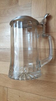 Skleněný pivní korbel s poklicí - 2