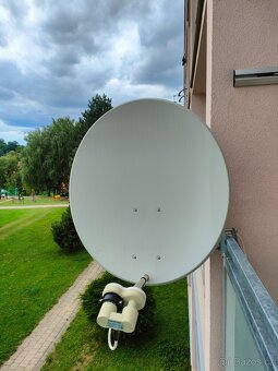 Satelitní parabola, konvertor a držák na zábradlí - 2