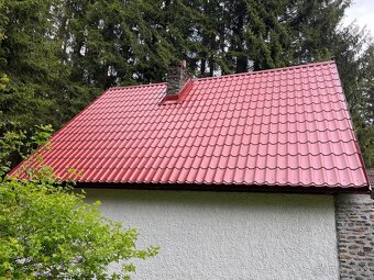 střecha plechová, 72m2, červená barva - 2