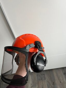 Lesnická helma Husqvarna - 2