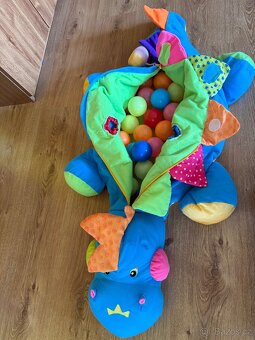 Velký dinosaurus s míčky - 2