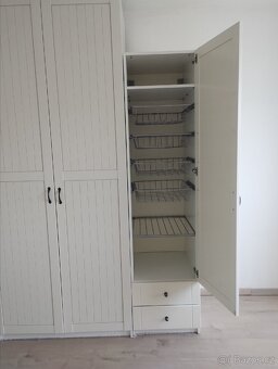 Prodám prostornou a bytelnou šatní skříň IKEA - 2