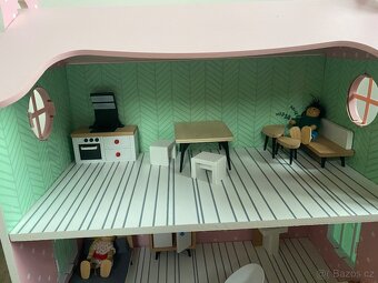 Dřevěný domeček pro panenky - 2