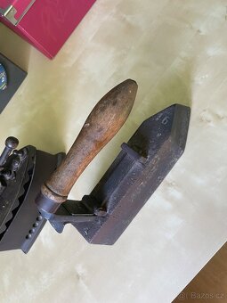 Starožitná žehlička - 2
