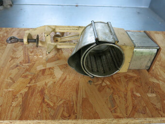 Mlýnek na strouhanku, ořechy a sýr - 2