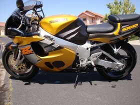 Suzuki GSX-R750 SRAD - 2
