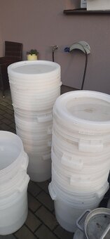 Nová plastová nádoba s víkem na 35-40kg (ideální na med) - 2