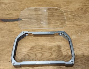BMW F900R - Hliníkový rámeček na LCD displej - 2