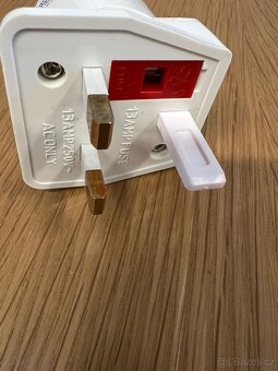 Adaptér cestovní do zásuvky UK - 2