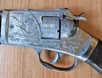 Kapslíkovka - dvě staré dětské flinty a tři přilby Okula - 2