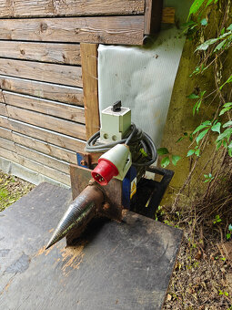 Prodám kuželovou štípačku včetně podstavce - 2