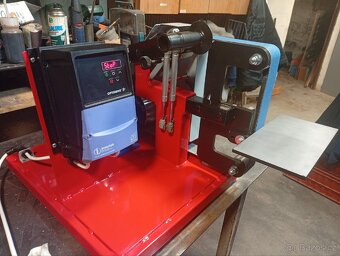 Pásová bruska pro výrobu nožů. - 2