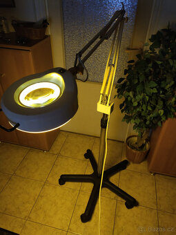 KOSMETICKÁ LAMPA S LUPOU - 2