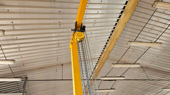 Ruční portálový jeřáb 2000 kg r.v. 2021 - zánovní stav - 2
