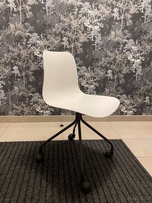 Designová bílá židle na kolečkách - 2