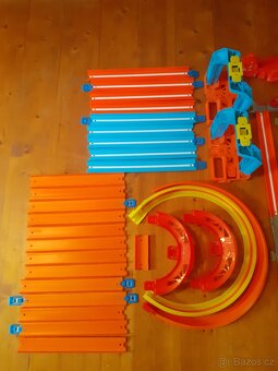 Hot Wheels dráha + zrychlovače - 2
