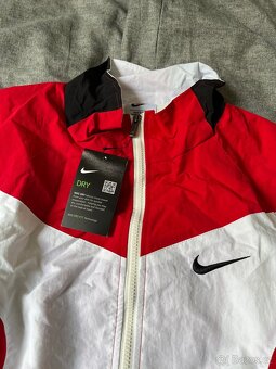 Červená větrovka Nike Windbreaker - 2