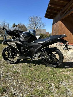 Honda CBR 125R (2012) – bouraná na předek , motor startuje - 2