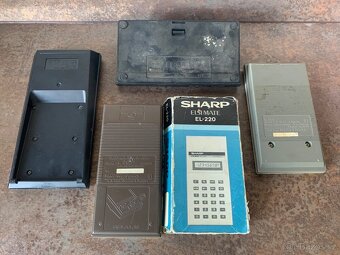 Historické kalkulačky, 2 x Sharp, 1 x Casio, Tesla - 2