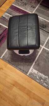 Černé koženkové křeslo s podnožkou - 2