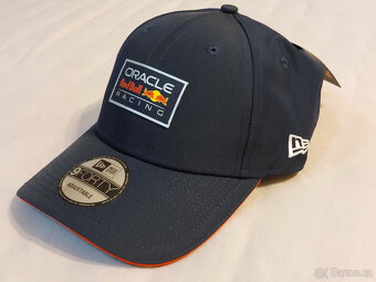 Predám exkluzívnu tmavomodrú kšiltovku Red Bull Racing F1 - 2