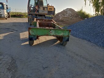 Podvozek s tandemovou nápravou z rozmetacího vozu. - 2