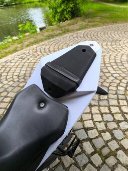 Prodám plasty zadní na yzf r125 2008-2014 - 2