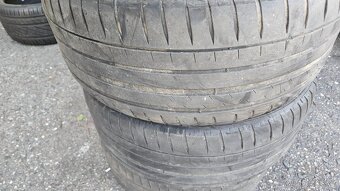 225/40R18 - 2