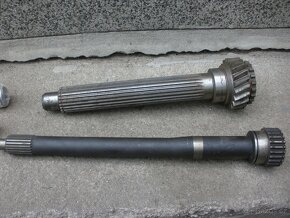 Prodám nové svislé čepy na Z 6711 a Z 4011. - 2
