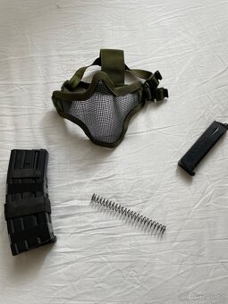 Airsoftová zbraň M4 + vybavení - 2