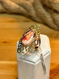 Zlatý prsten 6,38g (1693 Kč/g)
- 2
