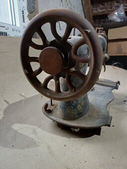 staré šicí stroje k renovaci - 2