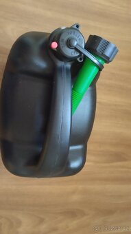 Plastový kanystr - 2