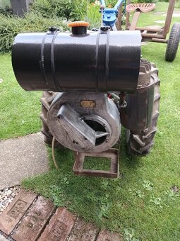 Malotraktor s vlekem na dřevo. - 2