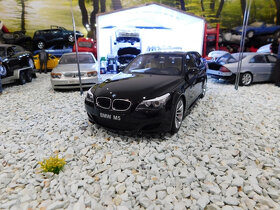 model auta BMW E61 M5 Touring čierna farba Otto mobile 1:18 - 2